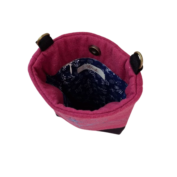 Csenge mély rózsaszín válltáska kék tulipánokkal
